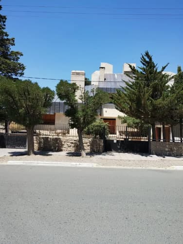 Propiedad ideal para poner un hostel chalet sobre la avenida trannack frente a un boulevard sobre la ruta de acceso a zapala
