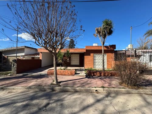 Venta casa 3 dormitorios cosquin con cochera