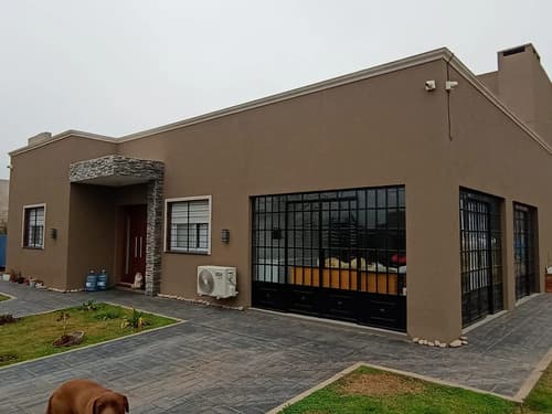 Dueno directo vende casa moderna de 5 ambientes en entorno tranquilo excelente oportunidad ubicada en barrio residencial a 10 minutos del centro apta credito