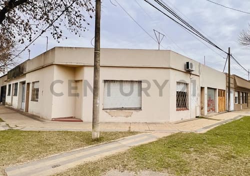 Casa de dos dormitorios esquina espana y pueyrredon venado tuerto