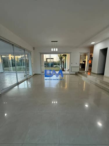 Alquilo importante casa en las corzuelas 5 dormitorios c patio quincho y pileta
