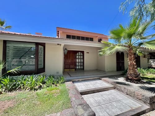 Excelente propiedad en el prestigioso barrio dalvian casa 4 amb dependencia amplio jardin y pileta 1200m totales