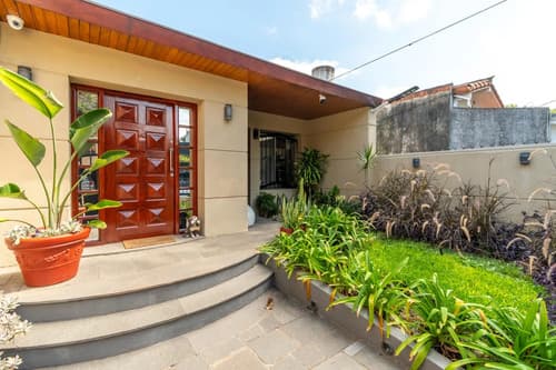 Espectacular casa en venta plena zona residencial de san isidro con muy buen jardin y piscina