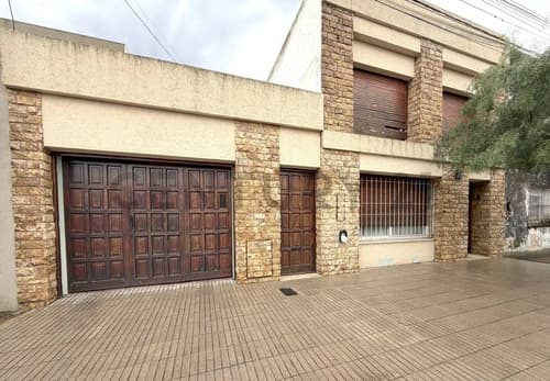 Casa centrica de 2 dormitorios con patio y terraza venado tuerto