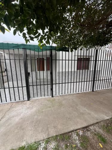 Casa con 2 habitaciones y garage en zona sur de rosario