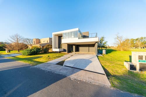 Casa en la rinconada con vista a la cancha de polo