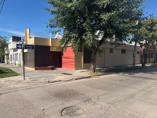 Venta casa esquina con potencial terraza y asador