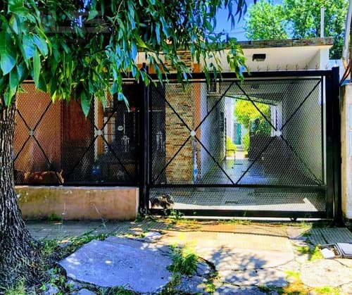 Oportunidad en castelar sur ph a reciclar con patio buena ubicacion y gran proyeccion